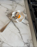 Descanso de Colher de Cerâmica em Formato de Ovo Frito